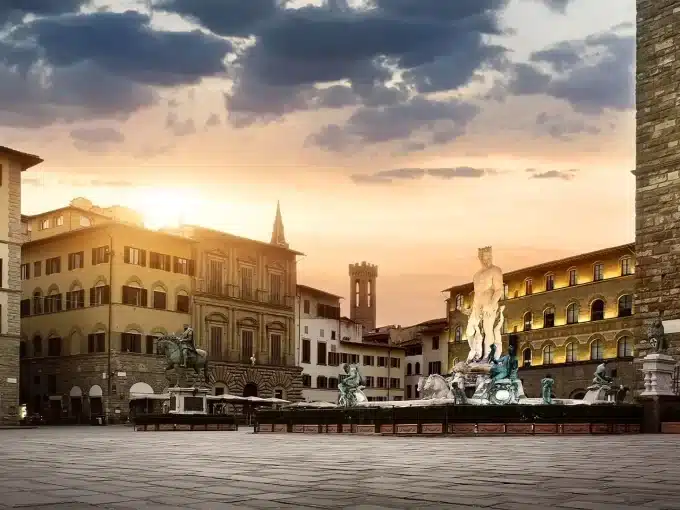 Scopriamo i pro e i contro di vivere a Firenze nel centro storico dove troviamo monumenti e luoghi storici come Piazza della Signoria e la statua di Nettuno