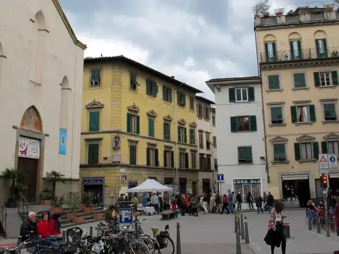 La piazza del quartiere Sant'Ambrogio a Firenze zona ricca di storia, cultura e opportunità