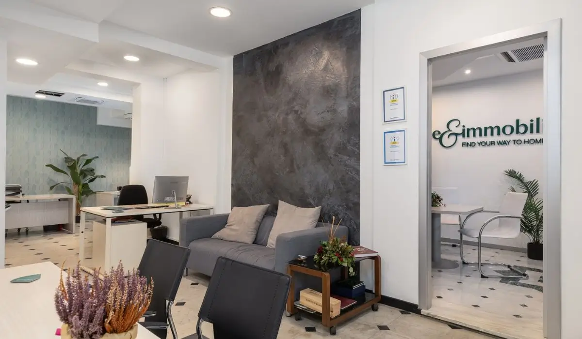 Interni moderni dell’agenzia immobiliare Idee & Immobili a Firenze, con area accoglienza e postazioni di lavoro eleganti.