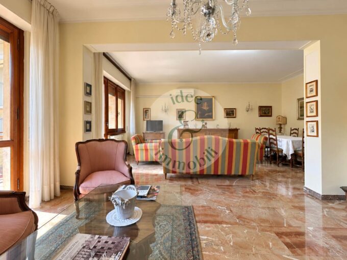 Apartment with two parking spaces and terraces Idee & Immobili Firenze